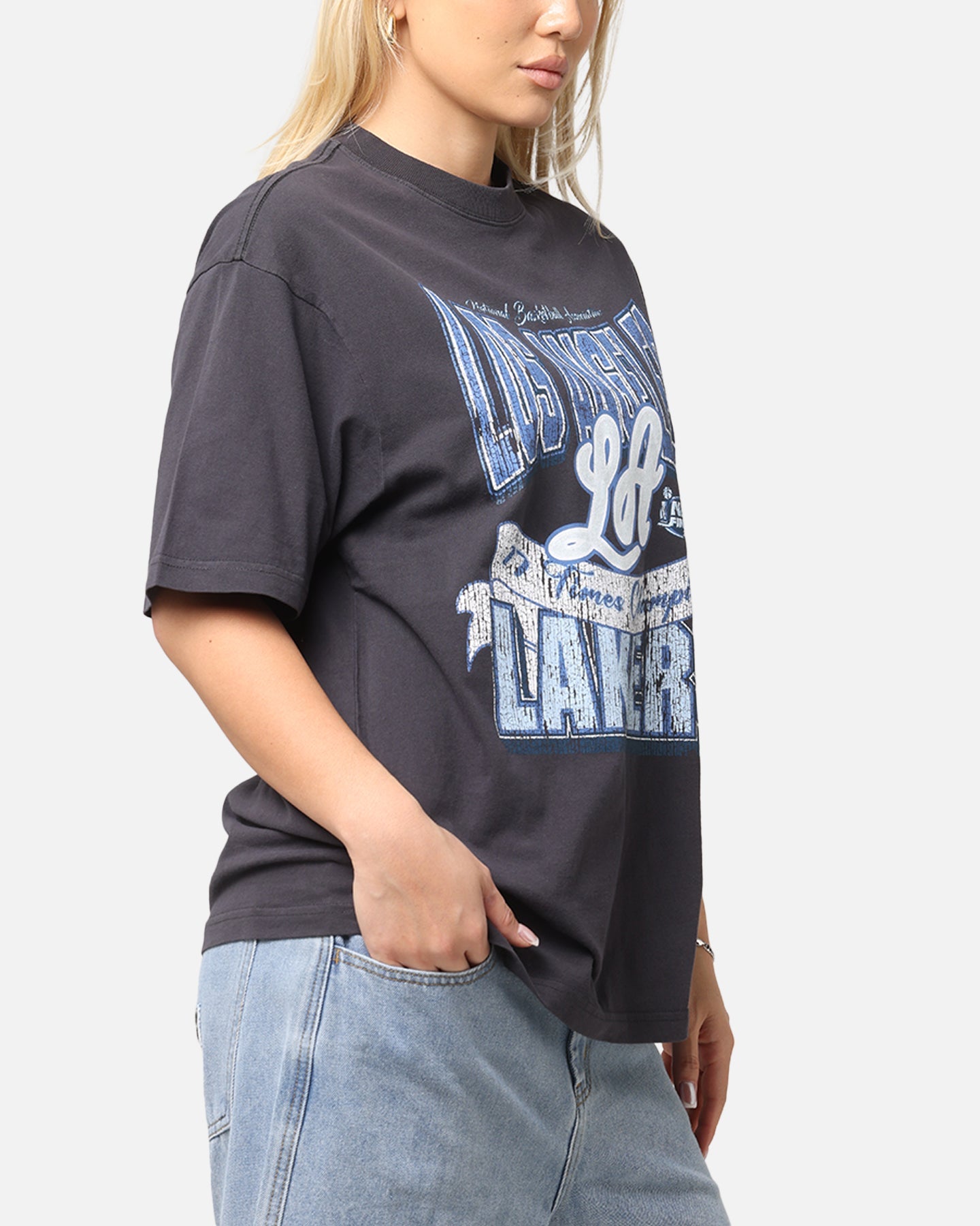 Mitchell & Ness Women's Los Angeles Lakers Sportsmanship T-Shirt Faded Black
