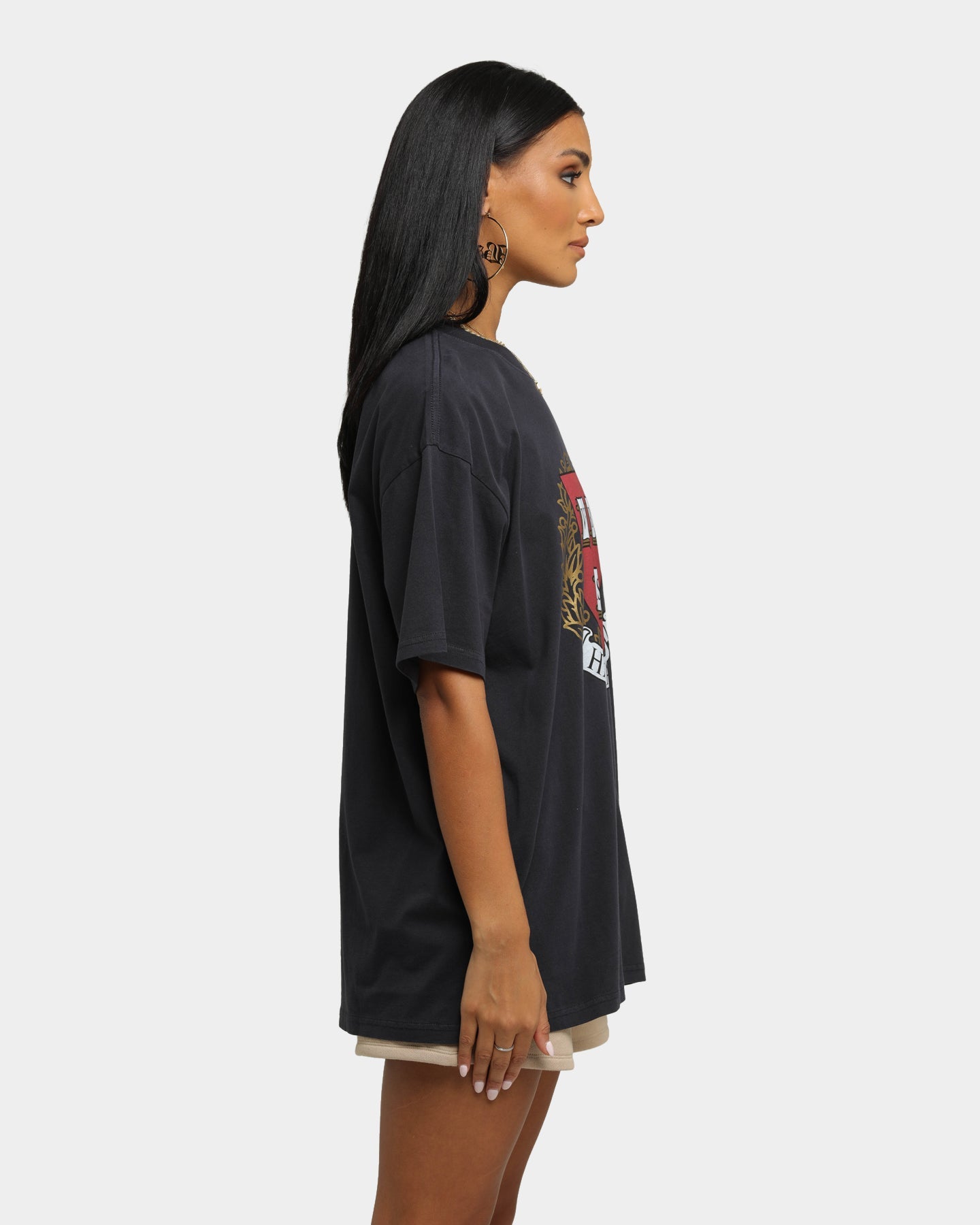 NATIONAL COLLEGIATE ATHLETIC ASSC Harvard University Team Crest Vintage T-Shirt Vintage Black Style001