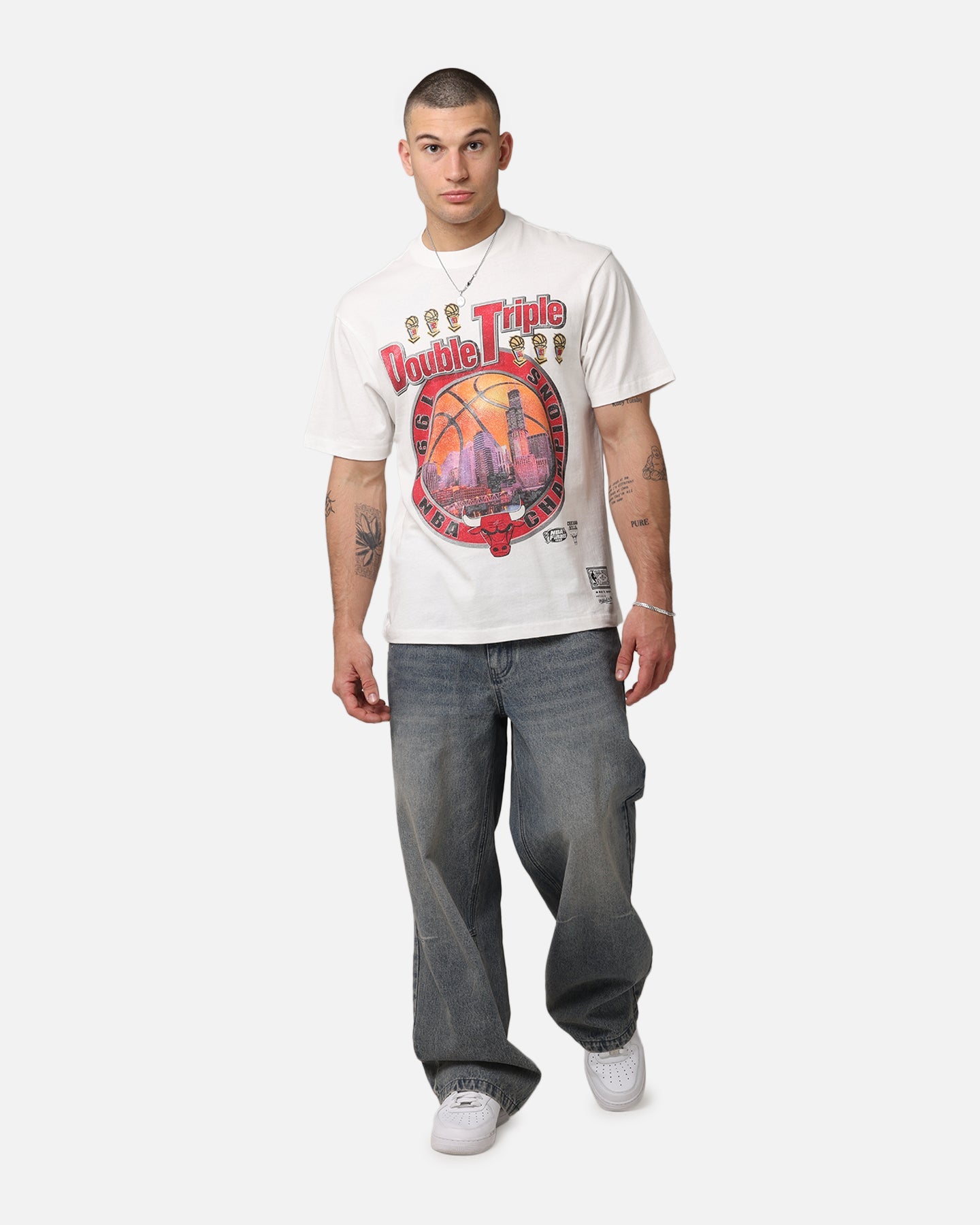 Mitchell & Ness Chicago Bulls 'UNC To Chicago' Stadium Banner T-Shirt Vintage White