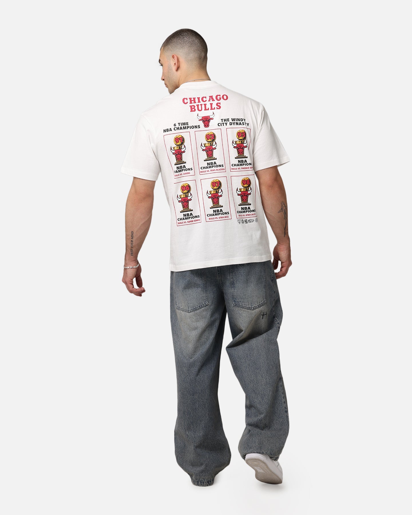 Mitchell & Ness Chicago Bulls 'UNC To Chicago' Stadium Banner T-Shirt Vintage White