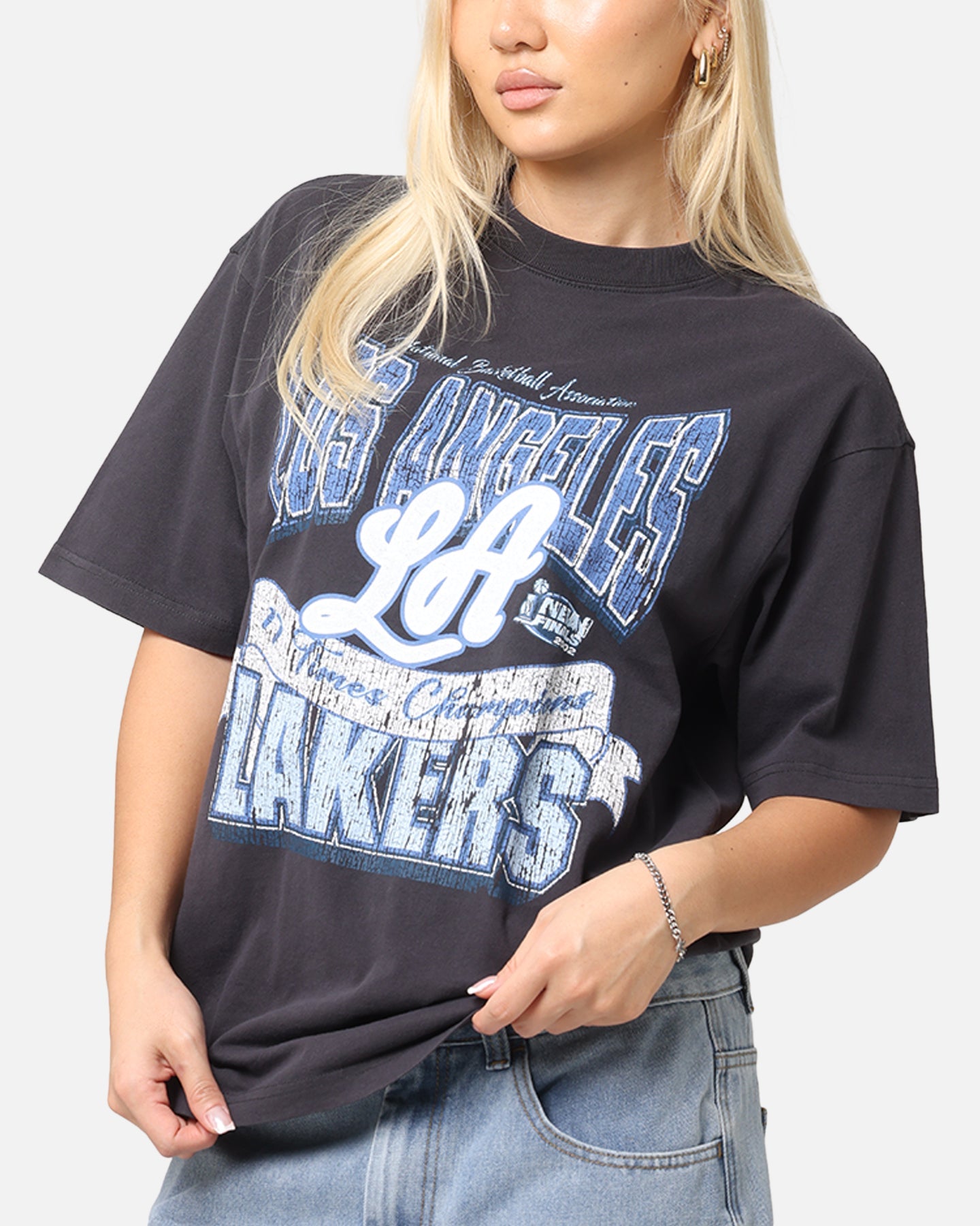 Mitchell & Ness Women's Los Angeles Lakers Sportsmanship T-Shirt Faded Black