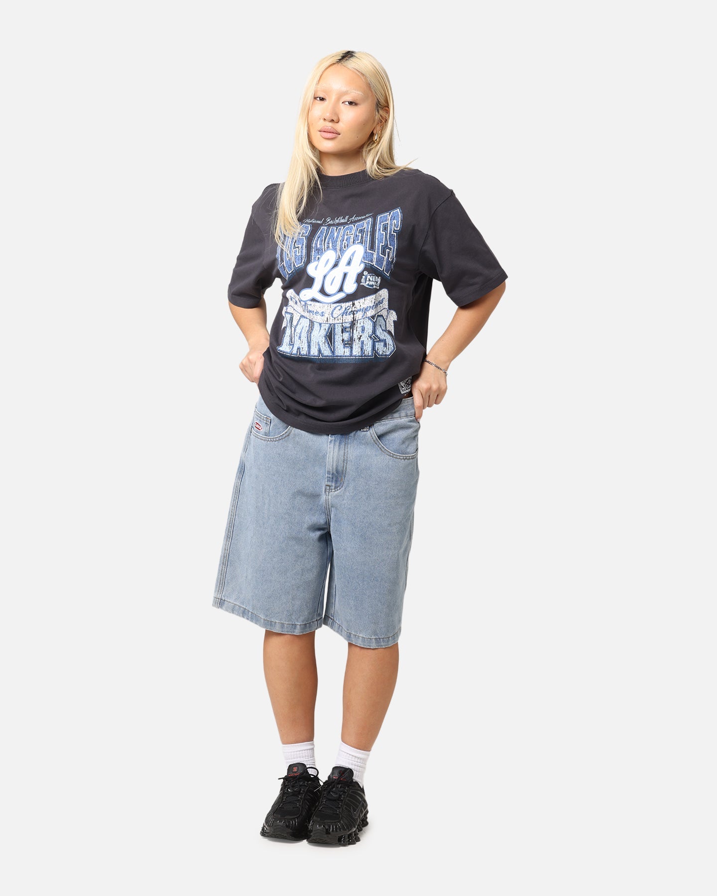 Mitchell & Ness Women's Los Angeles Lakers Sportsmanship T-Shirt Faded Black