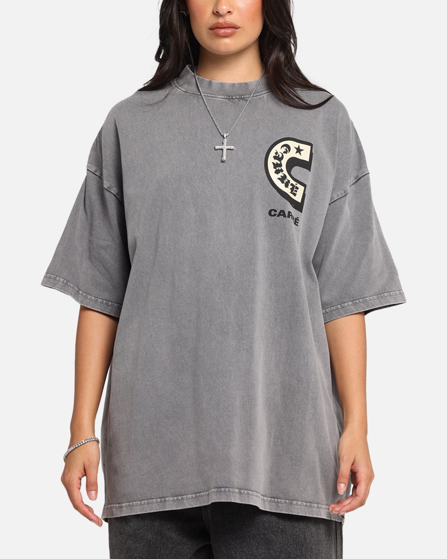 Carre Sacred Letter Mock Neck T-Shirt Washed Charcoal Style001