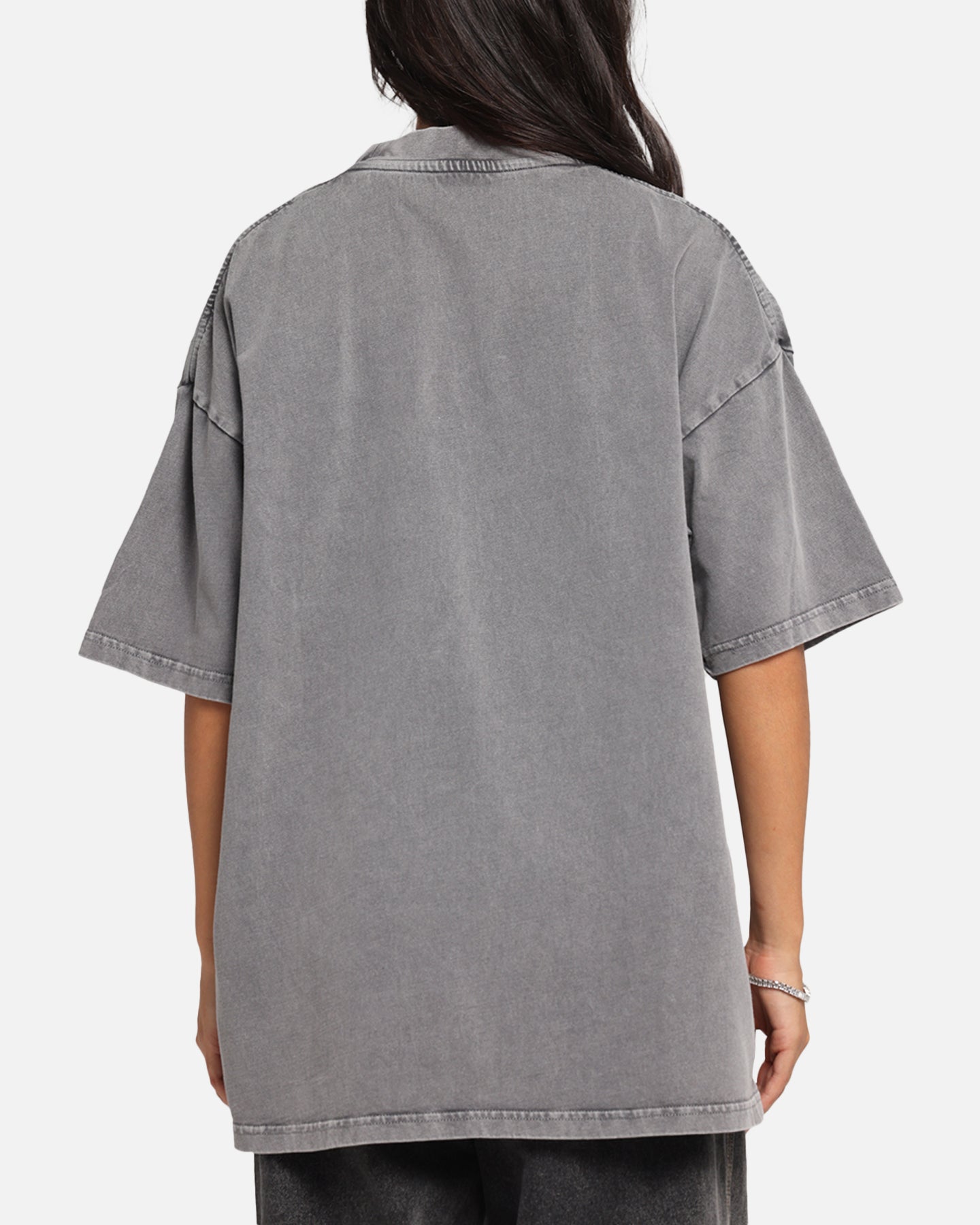 Carre Sacred Letter Mock Neck T-Shirt Washed Charcoal Style001