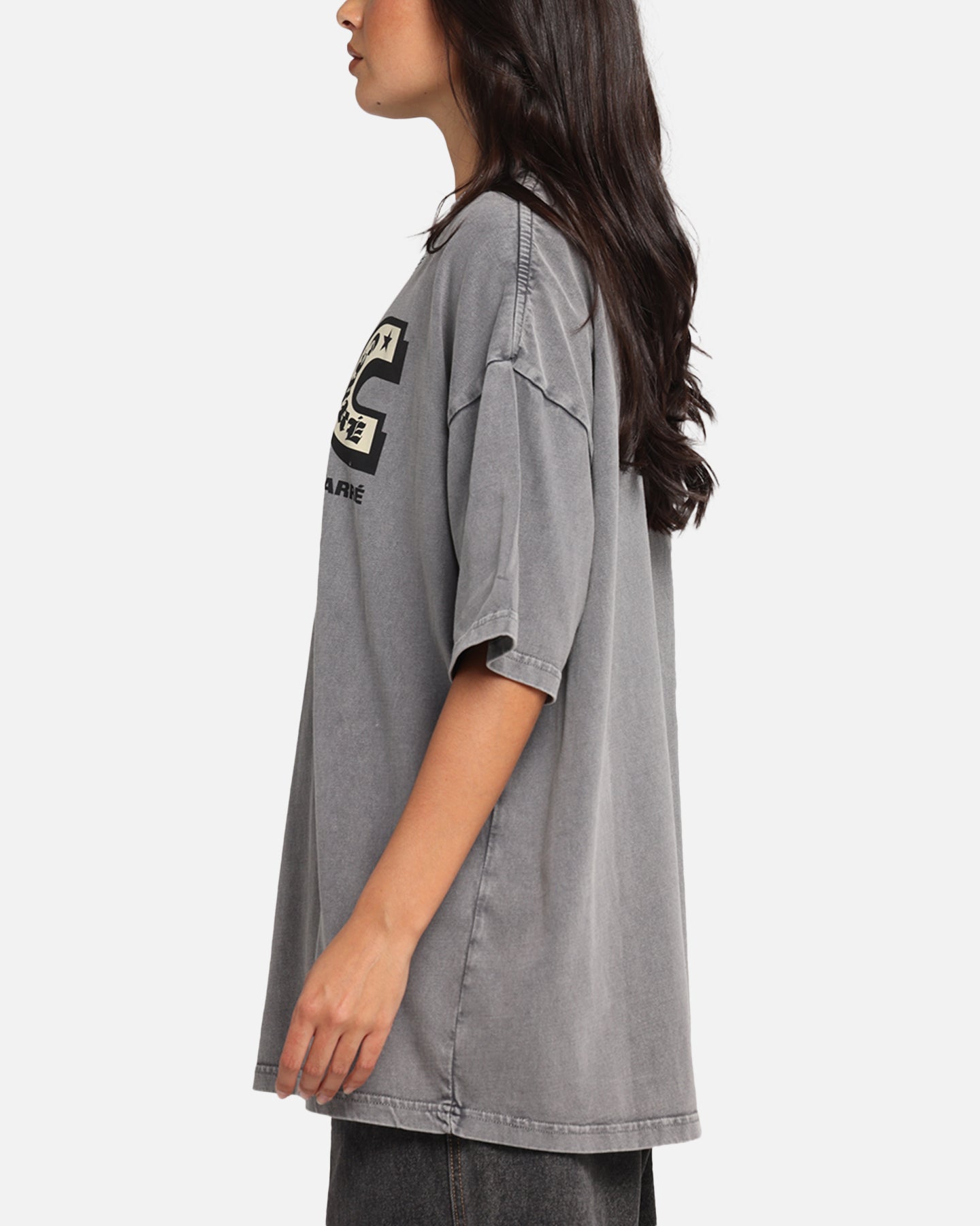 Carre Sacred Letter Mock Neck T-Shirt Washed Charcoal Style001